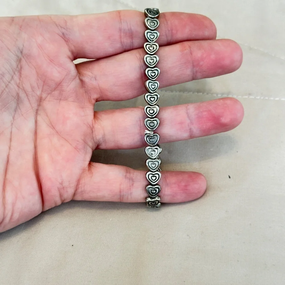 Silver tone stretchy bracelet w/carved Heart beads all the way around - Picture 9 of 13